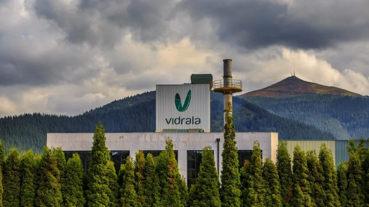 Planta y sede de Vidrala en Llodio, en Álava, con las montañas al fondo